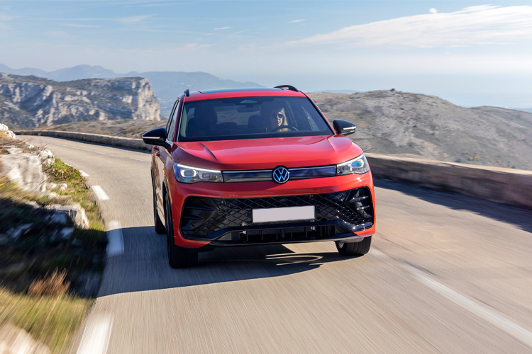 Volkswagen Tiguan Cruising the road